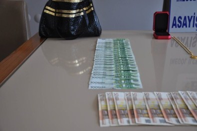 Gurbetçi Çifti 52 Bin Lira Dolandırdı, Yolda Yürürken Polisin Şüphelenmesi Üzerine Yakalandı
