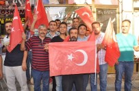 MUSTAFA DEMIR - Okul Müdürü Vatandaşlara Türk Bayrağı Dağıttı