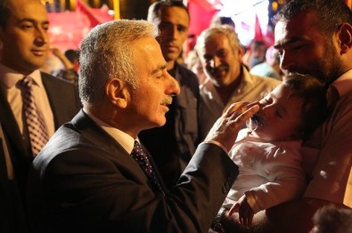 Vali Kamçı'ya Demokrasi Nöbetinde Sevgi Seli