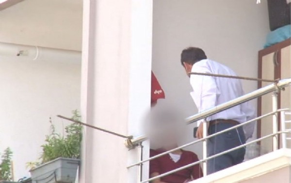 Babasının elinden balkondan atlayarak kurtuldu