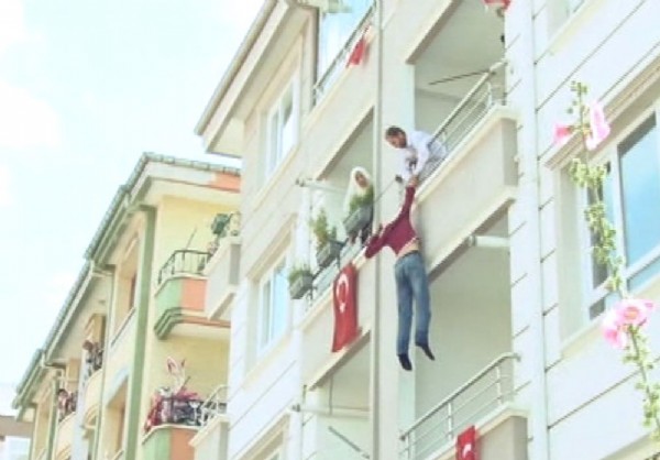 Babasının elinden balkondan atlayarak kurtuldu