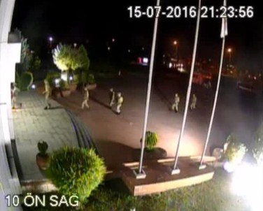 Darbecilerin AKOM'a Yaptığı Baskın Kamerada