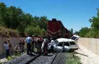 YÜK TRENİ - Elazığ'da Trenin Çarptığı Otomobil, 100 Metre Sürüklendi