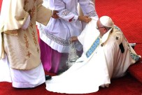 PAPA 1. FRANCİS - Papa Francis ayin sırasında düştü