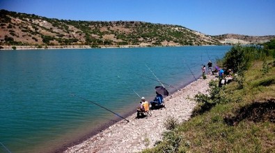 Tepebaşı'lı Gençler Balık Tutmayı Öğreniyor