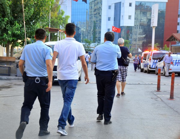 İzmir'de polislere operasyon