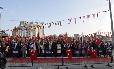 Akademisyenlerden Taksim Meydanı'nda Milli İradeye Saygı Ve Demokrasi Yürüyüşü