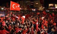 VATAN HAINI - Erzurum'un Demokrasi Nöbetinde Yer Ve Gök Ay Yıldızlı Bayrak