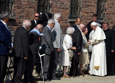 Papa Francis, Nazi Kampı Auschwitz'i Ziyaret Etti
