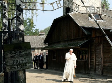 Papa Nazi Kampını Ziyaret Etti