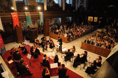 TÜRKSOY Gençlik Oda Orkestrası İngiltere'yi Büyüledi
