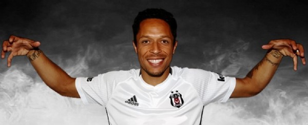 Beşiktaş Adriano'yu resmen açıkladı