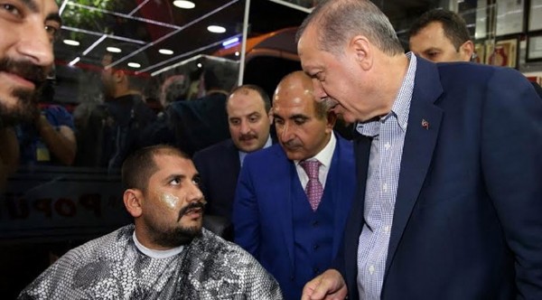 Yüzüne ağda yaptırırken karşısına Erdoğan çıktı