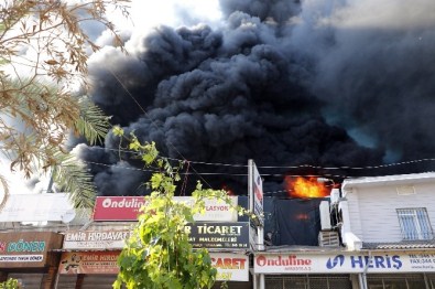 Antalya'da 10 İşyeri Kül Oldu