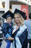 Diplomasını Çocuğuyla Aldı