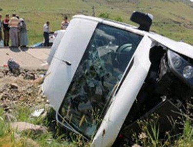 Minibüs devrildi: Çok sayıda yaralı var