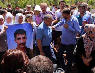 HDP miletvekilleri teröristin cenazesine katıldı