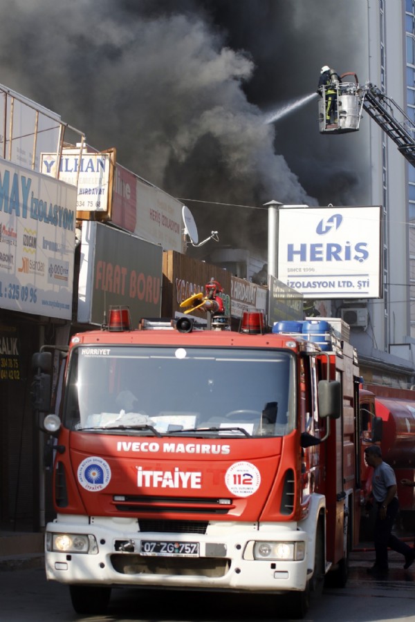 Antalya'da 10 iş yeri kül oldu