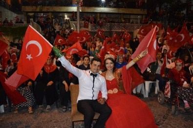 Gelin Ve Damattan Türk Bayraklı Demokrasi Nöbeti