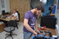 ÜÇ BOYUTLU YAZICI - Baba Oğul Merakla Aldıkları 3 Boyutlu Yazıcının Üretimine Başladı