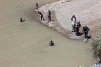 ZAP SUYU - Zap Suyu'nda Kaybolan Çocuklardan Birinin Cesedi Bulundu