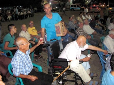 Araban'da Demokrasi Nöbeti Tutan Vatandaşlara Dondurma İkram Edildi