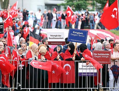 Avrupalı Türkler Köln'de demokrasi mitingi için buluştu