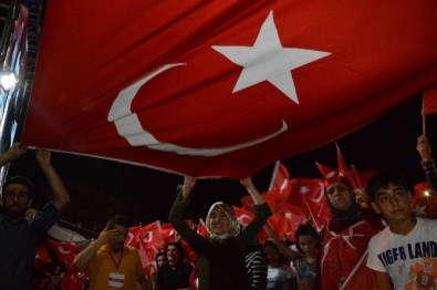 Diyarbakır'daki Demokrasi Nöbeti Coşkuyla Devam Ediyor