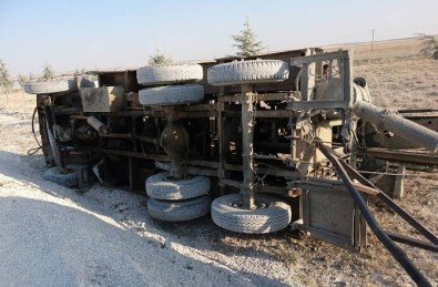 Kulu'da İş Makinesi Devrildi