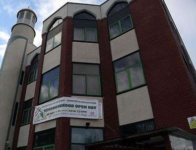 Londra'da camiye çürümüş domuz eti atıldı