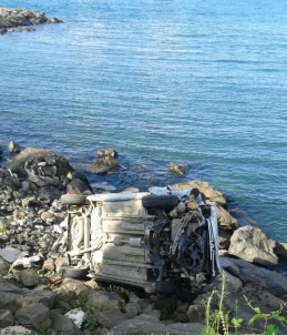 Otomobil Deniz Kenarındaki Kayalıklara Uçtu Açıklaması 4 Yaralı
