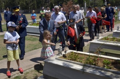 Şehit Kızı Tuana, Babasının Mezarına Çiçek Bıraktı