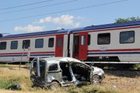 YÜK TRENİ - Tren Otomobile Çarptı Açıklaması 3 Ölü