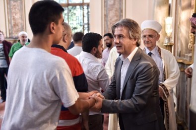 Demircan, Dolmabahçe Camii'nde Vatandaşlarla Bayramlaştı