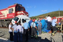 YOLCU TRENİ - Denizli'de Hemzemin Geçitte Kaza Açıklaması 4 Ölü..(2)