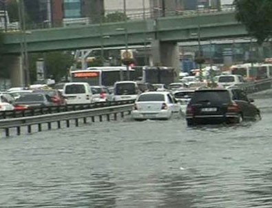 İstanbul'da E-5'te su baskını