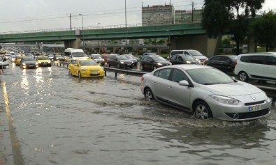 İstanbul'da Yoğun Yağış Su Baskınlarına Neden Oldu