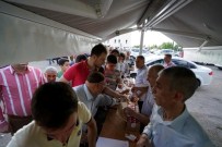 BAYRAM NAMAZI - Mezarlıkta Peksimet Ve Meyve Suyu İkram Edildi