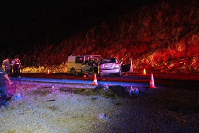 Otomobil İle Minibüs Kafa Kafaya Çarpıştı Açıklaması 2 Ölü, 5 Yaralı