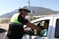 Trafik Polislerinden Sürücülere Çikolata