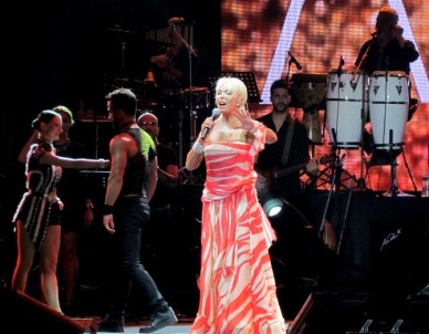 Ajda Pekkan, Çeşme'de Hayranlarıyla Buluştu