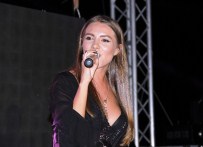 BAYRAM ÖZEL - Dünyaca Ünlü Şarkıcı Otilia, Serdar Ortaç'ın Şarkısıyla Coşturdu