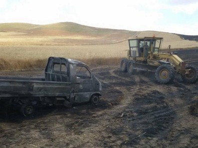 Hem Tarlası Hem Arabası Yandı