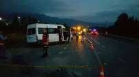 Minibüs İle Panelvan Kavşakta Çarpıştı Açıklaması 1 Ölü, 9 Yaralı