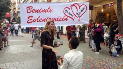 Sokak Ortasında Konfetili Evlilik Teklifine Temizlik Cezası