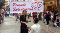 TEMİZLİK GÖREVLİSİ - Sokak Ortasında Konfetili Evlilik Teklifine Temizlik Cezası