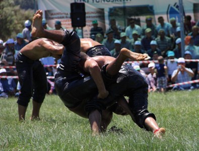 Pehlivanlar Er Meydanında Ter Döktü