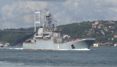 Rus Savaş Gemisi İstanbul Boğazı'ndan Geçti