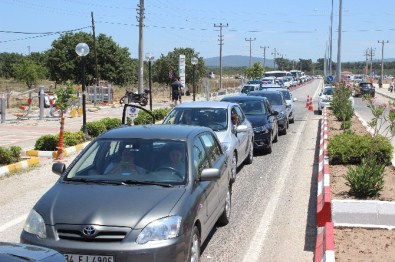 Tatil Cenneti Bozcaada'da 8 Kilometrelik Araç Kuyruğu