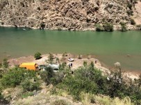 KARAKAMıŞ - Çoruh Nehrinde Kaybolan Genci Arayan Ekibin Karşısına Ayı Çıktı